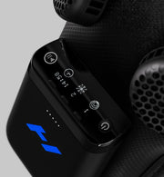 لقطة مقرّبة للوحة التحكم في جهاز Hyperice X 2 مع أزرار وشاشة عرض على سطح مُحَبَّب.