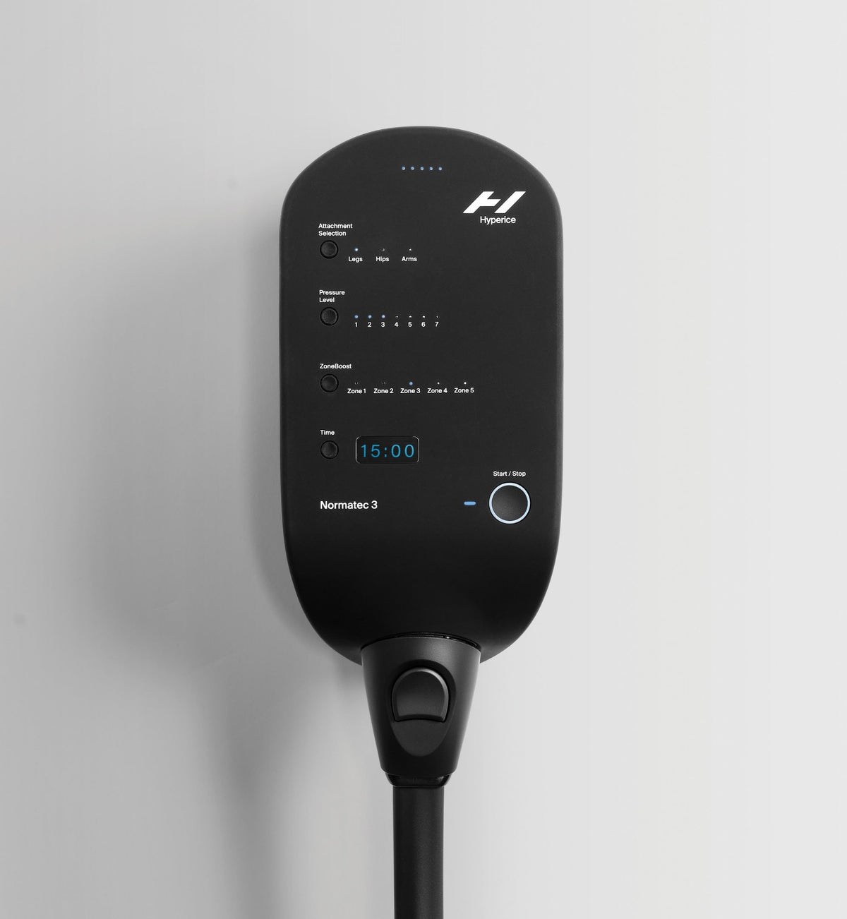 لقطة مقرّبة للواجهة الأمامية لوحدة التحكم في Normatec 3 على خلفية رمادية